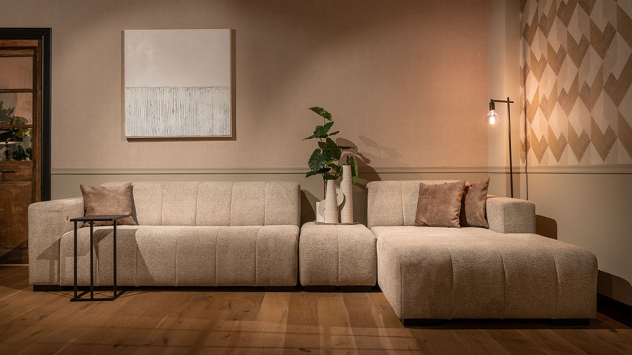 /assets/Uploads/UrbanSofa-Pascalle-Loungebank-met-hocker-in-Rio-Desert-1.jpg